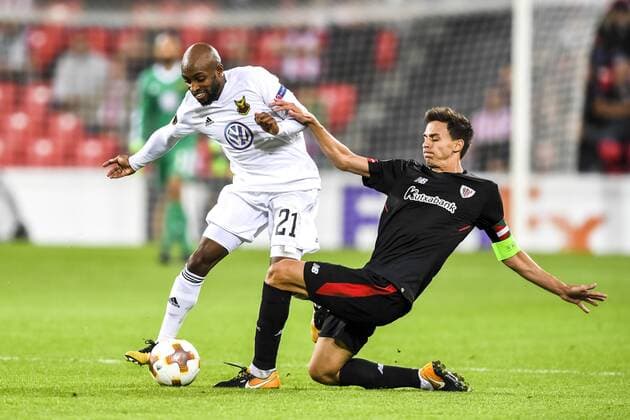 171102 Östersunds Fouad Bachirou och Athletic Bilbaos Ander Iturraspe nder fotbollsmatchen i Europa League mellan Athletic Bilbao och Östersund den 2 november 2017 i Bilbao.  Copyright: CARLxSANDIN BB171102CS043