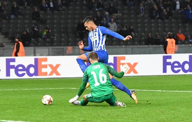 Soccer Men Season 2017 2018 UEFA Europa League Group J 4 Gameday Hertha BSC Sorja Luhansk Davie Selke Hertha BSC plays on the way to the goalkeeper goalkeeper Andriy Lunin Sorja Luhansk from 02 11 2017 Copyright: xMatthiasxKochx