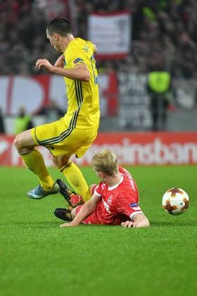 GER 1 FC Köln GER vs BATE Borisov BLR 02 11 2017 RheinEnergieSTADION Cologne Europe Leaque Group Stage 4 Gameday GER 1 FC Köln GER vs BATE Borisov BLR on picture hieraat haat Frederik S rensen Sorensen 4 1 FC Koeln get yellow against Nikolai Signevich 13 Bate Borisov nordphotox xMeuter nordphoto 00351