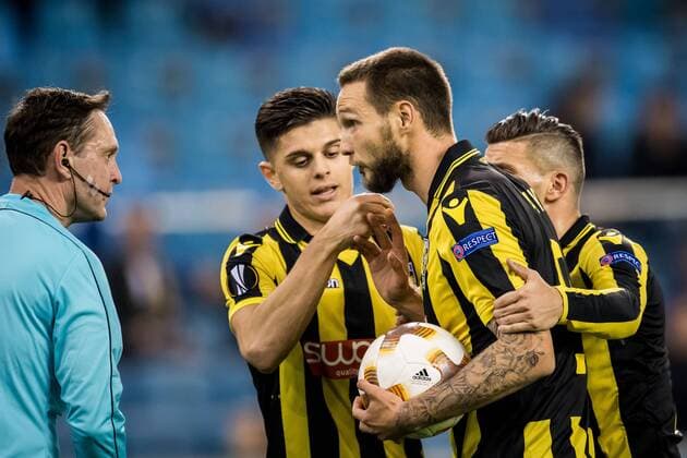 (L-R) referee Yevhen Aranovskiy, Milot Rashica of Vitesse, Tim Matavz of Vitesse, Bryan Linssen of Vitesse during the UEFA Europa League group K match between Vitesse Arnhem and sv Zulte Waregem at Gelredome on November 02, 2017 in Arnhem, The Netherlands UEFA Europa League 2017 2018 xVIxVIxImagesx xRonaldxBonestrooxIVx 9192601