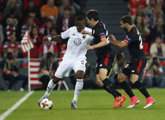 DAVID S BUSTAMANTE 02 11 2017 BILBAO PAIS VASCO Partido correspondiente a la Jornada 4 deL Grupo J de la UEFA Europa League de futbol entre el Athletic de Bilbao y el Ostersunds FK disputado en el Estadio San Mames de Bilbao Salisu Abdullhi Gero I?igo Cordoba Querejeta y Mikel Balenziaga Oruesagasti luchan por el balon  xDAVIDxS.xBUSTAMANTEx xx