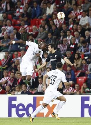 DAVID S BUSTAMANTE 02 11 2017 BILBAO PAIS VASCO Partido correspondiente a la Jornada 4 deL Grupo J de la UEFA Europa League de futbol entre el Athletic de Bilbao y el Ostersunds FK disputado en el Estadio San Mames de Bilbao Salisu Abdullhi Gero y I?igo Lekue Martinez en un salto por el balon  xDAVIDxS.xBUSTAMANTEx xx