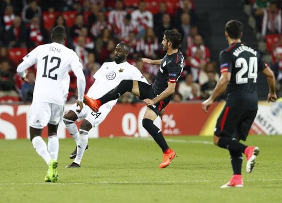 DAVID S BUSTAMANTE 02 11 2017 BILBAO PAIS VASCO Partido correspondiente a la Jornada 4 deL Grupo J de la UEFA Europa League de futbol entre el Athletic de Bilbao y el Ostersunds FK disputado en el Estadio San Mames de Bilbao Raul Garcia Escudero y Ronald Mukiibi luchan por el balon  xDAVIDxS.xBUSTAMANTEx xx
