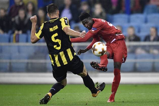 Vitesse s Matthew Miazga and Essevee s Peter Olayinka fight for the ball during a soccer game between Dutch club SBV Vitesse and Belgian team SV Zulte Waregem, Thursday 02 November 2017 in Arnhem, The Netherlands, the fourth game of the group stage (Group K) of the UEFA Europa League competition. YORICKxJANSENS  x05193798x