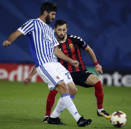 Real Sociedad s Raul Navas (L) and FK Vardar s Jambul Jighauri vie for the ball during the UEFA Europa League match between Real Sociedad and FK Vardar at the Anoeta stadium in San Sebastian, Basque Country, Spain, 02 November 2017. Real Sociedad vs. FK Vardar !ACHTUNG: NUR REDAKTIONELLE NUTZUNG!  Copyright: xJuanxHerrerox SSB016 20171102-636452600084608613
