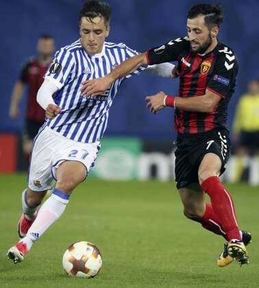 Real Sociedad s Andoni Gorosabel (L) and FK Vardar s Jambul Jighauri vie for the ball during the UEFA Europa League match between Real Sociedad and FK Vardar at the Anoeta stadium in San Sebastian, Basque Country, Spain, 02 November 2017. Real Sociedad vs. FK Vardar !ACHTUNG: NUR REDAKTIONELLE NUTZUNG!  Copyright: xJuanxHerrerox SSB018 20171102-636452600754160613
