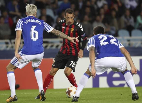 Real Sociedad s Inigo Martinez (L) and Raul Navas and FK Vardar s Vardar Alves vie for the ball during the UEFA Europa League match between Real Sociedad and FK Vardar at the Anoeta stadium in San Sebastian, Basque Country, Spain, 02 November 2017. Real Sociedad vs. FK Vardar !ACHTUNG: NUR REDAKTIONELLE NUTZUNG!  Copyright: xJuanxHerrerox SSB019 20171102-636452603241892613