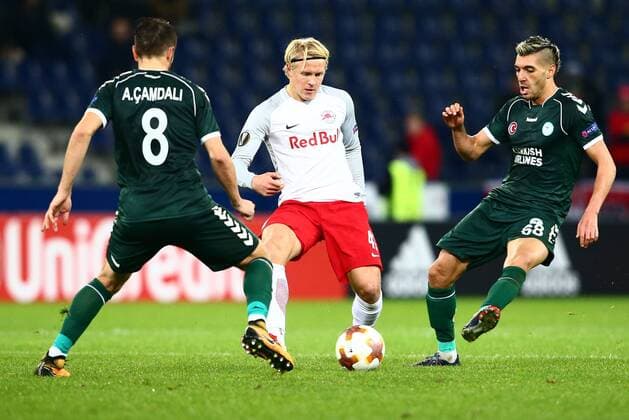 SOCCER - UEFA EL, RBS vs Konyaspor SALZBURG,AUSTRIA,02.NOV.17 - SOCCER - UEFA Europa League, group stage, Red Bull Salzburg vs Atiker Konyaspor. Image shows Ali Camadali (Konyaspor), Xaver Schlager (RBS) and Mehdi Bourabia (Konyaspor). GEPAxpictures xFelixxRoittner