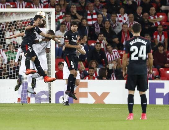 DAVID S BUSTAMANTE 02 11 2017 BILBAO PAIS VASCO Partido correspondiente a la Jornada 4 deL Grupo J de la UEFA Europa League de futbol entre el Athletic de Bilbao y el Ostersunds FK disputado en el Estadio San Mames de Bilbao Raul Garcia Escudero en un salto por el balon  xDAVIDxS.xBUSTAMANTEx xx