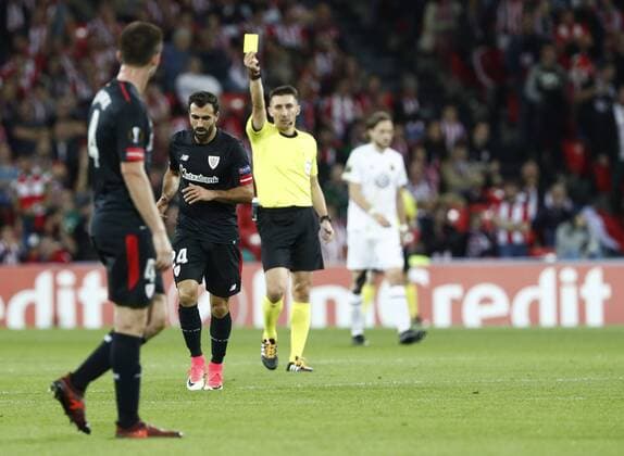 DAVID S BUSTAMANTE 02 11 2017 BILBAO PAIS VASCO Partido correspondiente a la Jornada 4 deL Grupo J de la UEFA Europa League de futbol entre el Athletic de Bilbao y el Ostersunds FK disputado en el Estadio San Mames de Bilbao el arbitro del encuentro muestra tarjeta amarilla a Mikel Balenziaga Oruesagasti  xDAVIDxS.xBUSTAMANTEx xx