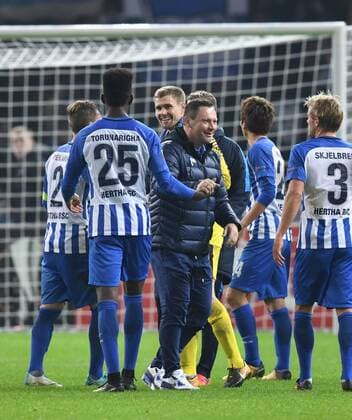 Soccer Men Season 2017 2018 UEFA Europa League Group J 4 Gameday Hertha BSC Sorja Luhansk vl Peter Pekarik Hertha BSC Jordan Torunarigha Hertha BSC Goalkeeper Thomas Kraft Hertha BSC Coach Pal Dardai Hertha BSC Genki Haraguchi Hertha BSC Per Ciljan Skjelbred Hertha BSC After-Whistle 02 11 2017 Copyright: xMatthiasxKochx