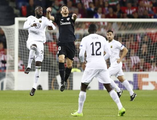 DAVID S BUSTAMANTE 02 11 2017 BILBAO PAIS VASCO Partido correspondiente a la Jornada 4 deL Grupo J de la UEFA Europa League de futbol entre el Athletic de Bilbao y el Ostersunds FK disputado en el Estadio San Mames de Bilbao Aritz Aduriz Zubeldia y Ronald Mukiibi en un salto por el balon  xDAVIDxS.xBUSTAMANTEx xx