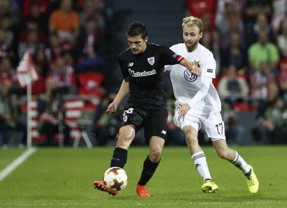 DAVID S BUSTAMANTE 02 11 2017 BILBAO PAIS VASCO Partido correspondiente a la Jornada 4 deL Grupo J de la UEFA Europa League de futbol entre el Athletic de Bilbao y el Ostersunds FK disputado en el Estadio San Mames de Bilbao I?igo Cordoba Querejeta y Curtis Edwards luchan por el balon  xDAVIDxS.xBUSTAMANTEx xx