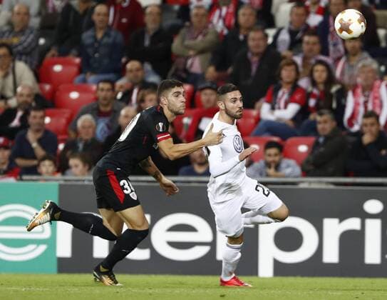 DAVID S BUSTAMANTE 02 11 2017 BILBAO PAIS VASCO Partido correspondiente a la Jornada 4 deL Grupo J de la UEFA Europa League de futbol entre el Athletic de Bilbao y el Ostersunds FK disputado en el Estadio San Mames de Bilbao Unai Nu?ez Gestoso y Gabriel Somi luchan por el balon  xDAVIDxS.xBUSTAMANTEx xx