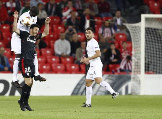 DAVID S BUSTAMANTE 02 11 2017 BILBAO PAIS VASCO Partido correspondiente a la Jornada 4 deL Grupo J de la UEFA Europa League de futbol entre el Athletic de Bilbao y el Ostersunds FK disputado en el Estadio San Mames de Bilbao Aritz Aduriz Zubeldia y Ronald Mukiibi en un salto por el balon  xDAVIDxS.xBUSTAMANTEx xx