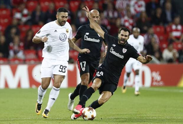DAVID S BUSTAMANTE 02 11 2017 BILBAO PAIS VASCO Partido correspondiente a la Jornada 4 deL Grupo J de la UEFA Europa League de futbol entre el Athletic de Bilbao y el Ostersunds FK disputado en el Estadio San Mames de Bilbao Mikel Balenziaga Oruesagasti y Saman Ghoddos luchan por el balon  xDAVIDxS.xBUSTAMANTEx xx