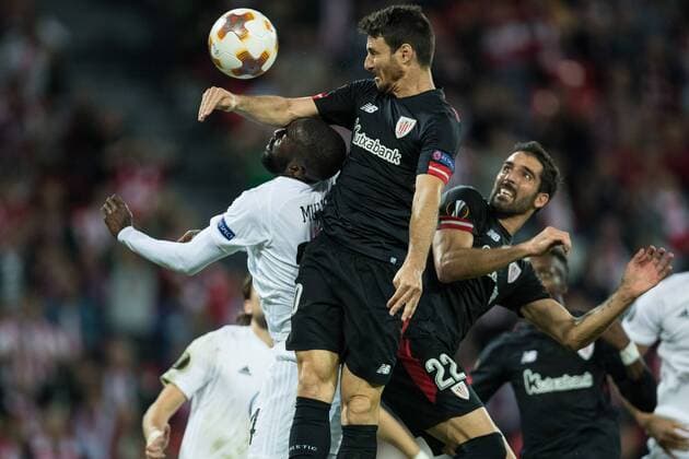 Aduriz of Athletic and Mukiibi of Ostersund in action during the UEFA Europa League match played in San Mames Stadium between Athletic and Ostersund in Bilbao Spain at Nov 2th 2017 Photo UGS AFP7  xUGS AFP7x xAthleticxvxOstersund,xUEFA,xSpain,xNov.x2thx2017x