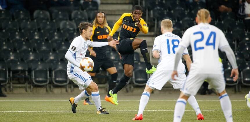 02 11 2017 Stade de Suisse Bern SWITZERLAND Season 2017 2018 Mens Soccer Europa League BSC Young Boys Bern Dynamo Kyiv Roger Assale Young Boys vs. Josip Pivaric Nikita Korzun and Domagoj Vida Kyiv