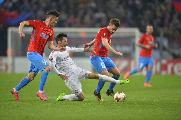 November 2, 2017 - Bucharest, Romania - Hapoel s Isaac Cuenca vies FCSB s Mihai Pintilii and Dennis Man during the UEFA Europa League group G football match Steaua Bucharest FCSB v Hapoel Beer-Sheva FC in Bucharest, Romania on November 2, 2017. Steaua Bucuresti v Hapoel Be er Sheva - UEFA Europa League  - ZUMAn230 20171102_zaa_n230_268 Copyright: xAlexxNicodimx