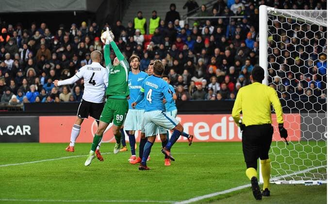 Fotball Menn UEFA Europa League Rosenborg - Zenit Lerkendal Stadium, Trondheim, Norway 2 november 2017 Rosenborgs Tore Reginiussen farlig frampa foran Zenit s mal Foto : Arve Johnsen, Digitalsport 
