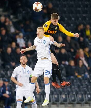 02 11 2017 Stade de Suisse Bern SWITZERLAND Season 2017 2018 Men Soccer European League BSC Young Boys Berne Dynamo Kyiv Vitaliy Buyalskiy left Kiev against Michel Aebischer Young Boys