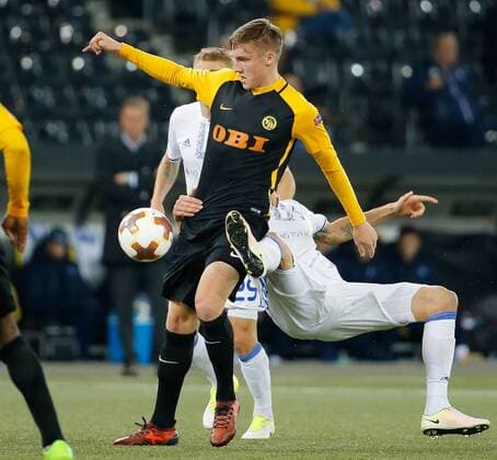 02 11 2017 Stade de Suisse Bern SWITZERLAND Season 2017 2018 Men Soccer European League BSC Young Boys Bern Dynamo Kyiv Michel Aebischer Young Boys in a duel