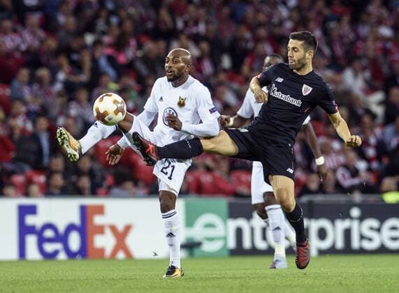 Athletic Bilbao s Markel Susaeta and Ostersund s Fouad Bachirou vie for the ball during the UEFA Champions League 4th round Group J match between Athletic Bilbao and Ostersund at the San Mames stadium in Bilbao, Basque Country, Spain, 02 November 2017. Athletic Bilbao vs. Ostersund !ACHTUNG: NUR REDAKTIONELLE NUTZUNG!  Copyright: xJavierxZorrillax BIL026 20171103-636452646103031534