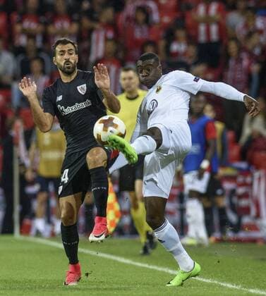 Athletic Bilbao s Balenciaga (L) and Ostersund s Ken Sema vie for the ball during the UEFA Champions League 4th round Group J match between Athletic Bilbao and Ostersund at the San Mames stadium in Bilbao, Basque Country, Spain, 02 November 2017. Athletic Bilbao vs. Ostersund !ACHTUNG: NUR REDAKTIONELLE NUTZUNG!  Copyright: xJavierxZorrillax BIL029 20171103-636452652414635534