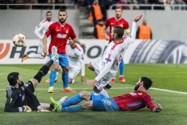 November 2, 2017: Florin Nita 1 (FCSB Bucharest)and Ben Sahar 14 (Hapoel Beer-Sheva) scoring the israelian team goal during the UEFA Europa League 2017-2018, Group Stage, Groupe G game between FCSB Bucharest (ROU) and Hapoel Beer-Sheva FC (ISR) at National Arena Stadium, Bucharest, Romania ROU.  Copyright: xCronos CatalinxSoarex cronoscs2112017113419