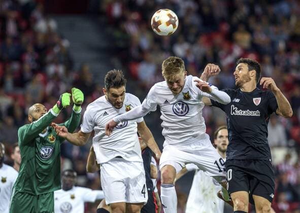 Ostersund s Aly Keita (L), Sotirios Papagiannopoulos (2L) and Dennis Widgren (2R) vie for the ball with Athletic Bilbao s Aritz Aduriz during the UEFA Champions League 4th round Group J match between Athletic Bilbao and Ostersund at the San Mames stadium in Bilbao, Basque Country, Spain, 02 November 2017. Athletic Bilbao vs. Ostersund !ACHTUNG: NUR REDAKTIONELLE NUTZUNG!  Copyright: xJavierxZorrillax BIL033 20171103-636452655259763534