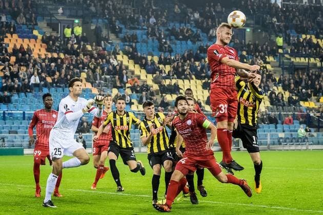 (L-R) goalkeeper Louis Bostyn of Zulte Waregem, Matt Miazga of Vitesse, Mason Mount of Vitesse, Michael Heylen of Zulte Waregem, Brian Hamalainen of Zulte Waregem, Bryan Linssen of Vitesse during the UEFA Europa League group K match between Vitesse Arnhem and sv Zulte Waregem at Gelredome on November 02, 2017 in Arnhem, The Netherlands UEFA Europa League 2017 2018 xVIxVIxImagesx xRonaldxBonestrooxIVx 9193785