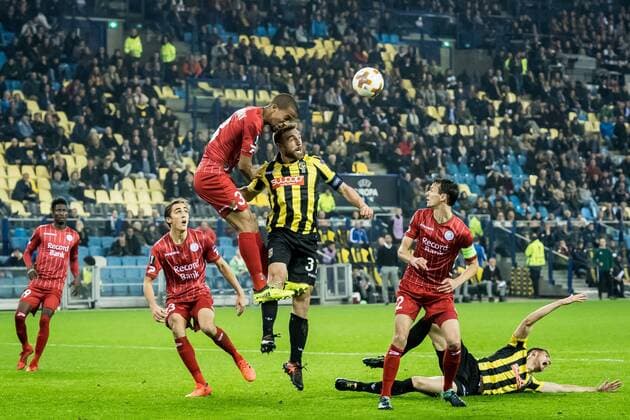 (L-R) Marvin Baudry of Zulte Waregem, Guram Kashia of Vitesse during the UEFA Europa League group K match between Vitesse Arnhem and sv Zulte Waregem at Gelredome on November 02, 2017 in Arnhem, The Netherlands UEFA Europa League 2017 2018 xVIxVIxImagesx xRonaldxBonestrooxIVx 9193856