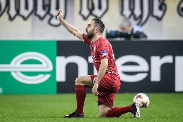 Onur Kaya of Zulte Waregem begging for a red card for Alexander Buttner of Vitesse during the UEFA Europa League group K match between Vitesse Arnhem and sv Zulte Waregem at Gelredome on November 02, 2017 in Arnhem, The Netherlands UEFA Europa League 2017 2018 xVIxVIxImagesx xRonaldxBonestrooxIVx 9193859