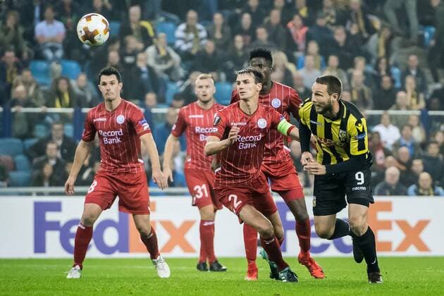 (L-R) Davy de Fauw of Zulte Waregem, Tim Matavz of Vitesse during the UEFA Europa League group K match between Vitesse Arnhem and sv Zulte Waregem at Gelredome on November 02, 2017 in Arnhem, The Netherlands UEFA Europa League 2017 2018 xVIxVIxImagesx xRonaldxBonestrooxIVx 9193865