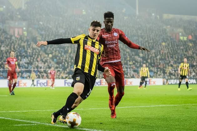 (L-R) Mason Mount of Vitesse, Peter Olayinka of Zulte Waregem during the UEFA Europa League group K match between Vitesse Arnhem and sv Zulte Waregem at Gelredome on November 02, 2017 in Arnhem, The Netherlands UEFA Europa League 2017 2018 xVIxVIxImagesx xRonaldxBonestrooxIVx 9193866