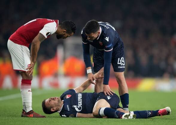 Bilder des Tages - SPORT Marko Gobeljic of Red Star Belgrade is injured wile Theo Walcott of Arsenal and Nemanja Radonjic of Red Star Belgrade look on during the UEFA Europa League group H match between Arsenal and Red Star Belgrade at the Emirates Stadium, London, England on 2 November 2017. Copyright: xVincexMignottx 17500063