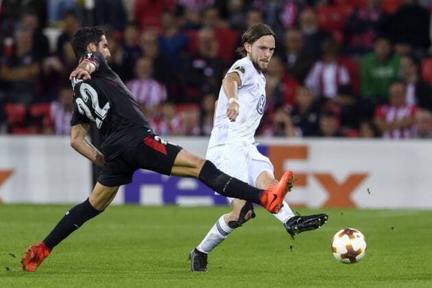 171102 Athletic Bilbaos Raul Garcia och Östersunds Tom Pettersson under fotbollsmatchen i Europa League mellan Athletic Bilbao och Östersund den 2 november 2017 i Bilbao.  Copyright: CARLxSANDIN BB171102CS089