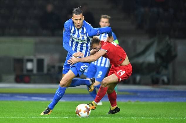 Davie Selke Hertha BSC on the ball right Dmytro Grechyshkin Luhansk Hertha BSC Berlin Sorja Luhansk Europa League Group stage 1 Gameday Football Soccer Men Men Men Germany Germany Berlin 2 11 2017 Olympiastadion