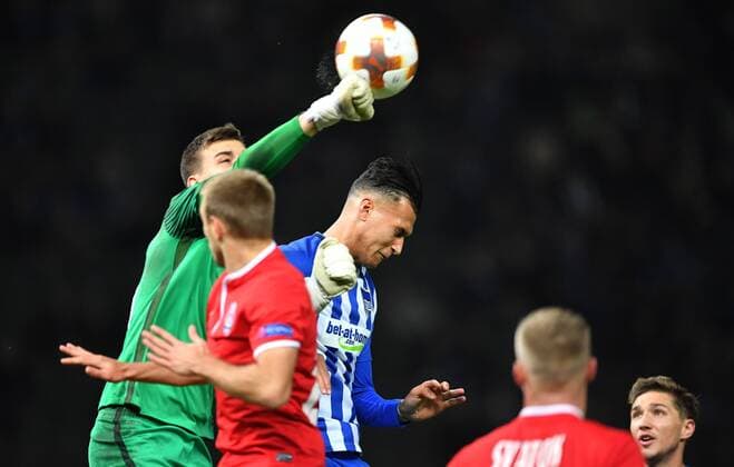 Andriy Lunin Goalkeeper Luhansk in action right Davie Selke Hertha BSC Hertha BSC Berlin Sorja Luhansk Europa League Group stage 1 Gameday Football Soccer Men Men Men Germany Germany Berlin 2 11 2017 Olympic Stadium