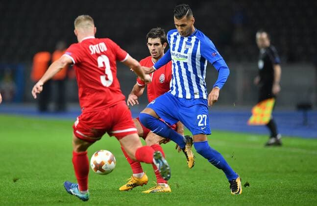 Davie Selke Hertha BSC on the ball Oleksandr Svatov Luhansk Hertha BSC Berlin Sorja Luhansk Europa League Group stage 1 Gameday Soccer Soccer Soccer Men Men Maenner Germany Germany Berlin 2 11 2017 Olympiastadion