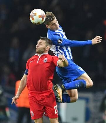 Peter Pekarik Hertha BSC and Oleksandr Karavaev Luhansk at the head dueling Hertha BSC Berlin Sorja Luhansk Europa League Group stage 1 Gameday Football Soccer Men Men Men Germany Germany Berlin 2 11 2017 Olympiastadion