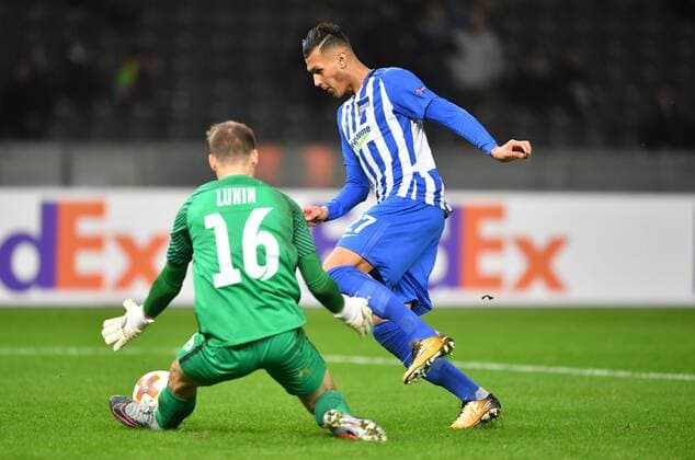 Davie Selke Hertha BSC is past Andriy Lunin Goalkeeper Luhansk to score the 2 0 Hertha BSC Berlin Sorja Luhansk Europa League Group Stage 1 Gameday Soccer Soccer Soccer Men Men Maenner Germany Germany Berlin 2 11 2017 Olympiastadion