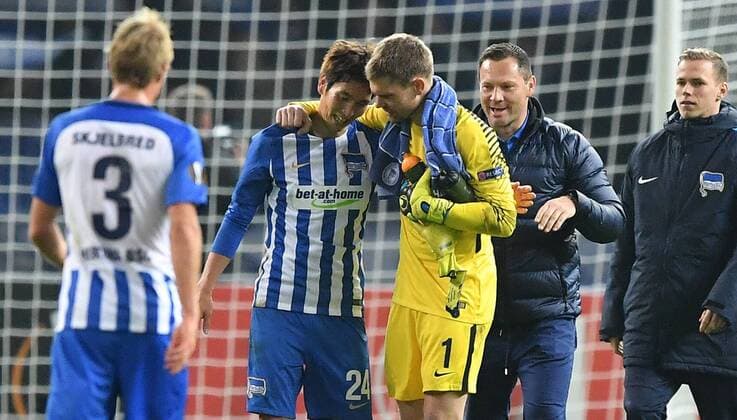 Thomas Kraft Goalkeeper Hertha BSC and Genki Haraguchi Hertha BSC celebrate the game behind Pal Dardai Coach Hertha BSC forward Per Skjelbred Hertha BSC Hertha BSC Berlin Sorja Luhansk Europa League Group stage 1 Gameday Soccer Soccer Soccer Men Men Maenner Germany Germany Berlin 2 11 2017 Olympiastadion