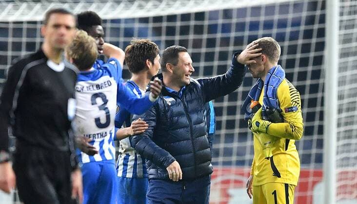 Pal Dardai Coach Hertha BSC praises Thomas Kraft Goalkeeper Hertha BSC after the match left Genki Haraguchi Hertha BSC Hertha BSC Berlin Sorja Luhansk Europa League Group Stage 1 Gameday Soccer Soccer Soccer Men Men Maenner Germany Germany Berlin 2 11 2017 Olympiastadion