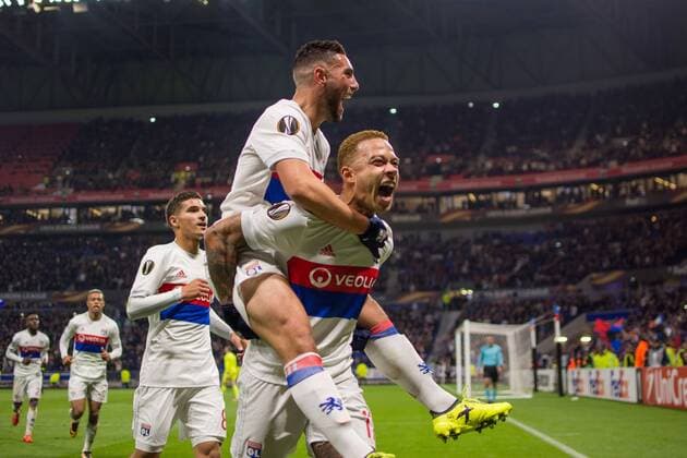 (171103) -- LYON, Nov. 3, 2017 -- Memphis Depay (front) from Lyon celebrates scoring with teammates during the Group E match between Lyon and Everton of 2017-2018 Europa League in Lyon, France on Nov. 2, 2017. Lyon won with 3-0. ) (SP)FRANCE-LYON-FOOTBALL-EUROPA LEAGUE-LYON VS EVERTON LyubomirxDomozetski 