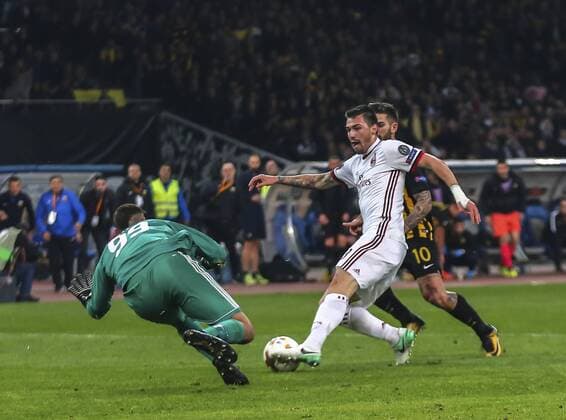 (171103) -- ATHENS, Nov. 3, 2017 -- Alessio Romagnoli (C) of AC Milan breaks through during the UEFA Europa League group D match between AEK Athens and AC Milan in Athens, Greece on Nov. 2, 2017. The match ended with a 0-0 tie. ) (SP)GREECE-ATHENS-UEFA-EUROPA LEAGUE LefterisxPartsalis 