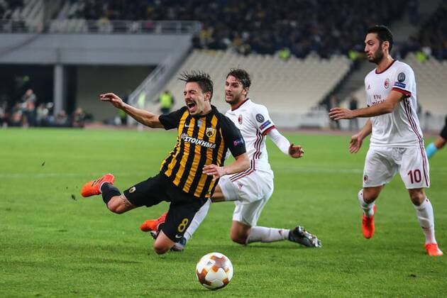 (171103) -- ATHENS, Nov. 3, 2017 -- Andre Simoes (L) of AEK Athens competes during the UEFA Europa League group D match between AEK Athens and AC Milan in Athens, Greece on Nov. 2, 2017. The match ended with a 0-0 tie. ) (SP)GREECE-ATHENS-UEFA-EUROPA LEAGUE LefterisxPartsalis 