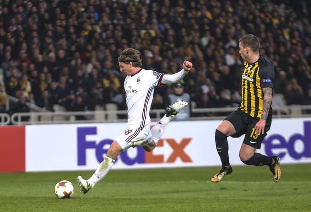 (171103) -- ATHENS, Nov. 3, 2017 -- Riccardo Montolivo (L) of AC Milan shoots during the UEFA Europa League group D match between AEK Athens and AC Milan in Athens, Greece on Nov. 2, 2017. The match ended with a 0-0 tie. ) (SP)GREECE-ATHENS-UEFA-EUROPA LEAGUE LefterisxPartsalis 