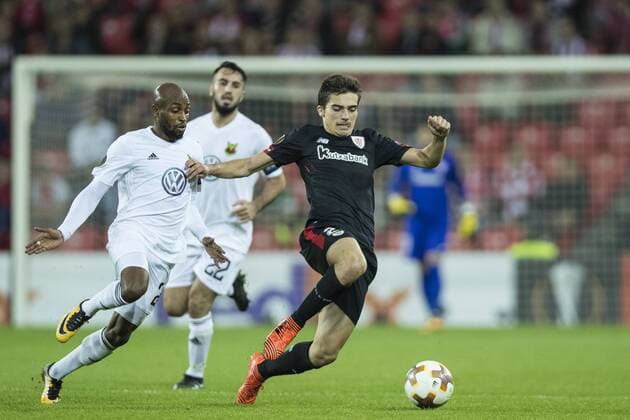Partido de la Europa League entre el Athletic y el Ostersund en San Mames. En la imagen, Cordoba y Mukibi. Europa League match between Athletic and Ostersund. In this picture, Cordoba and Mukibi. 