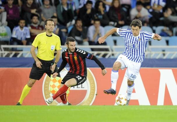Partido de la Europa League entre la Real Sociedad y el Vardar en Anoeta. En la imagen, Oyarzabal y Glisic. Europa League match between Real Sociedad and Vardar. In this picture, Oyarzabal and Glisicl. 